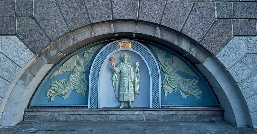 У Києві відновили занедбаний меморіал Хрещенню Русі на Дніпровській набережній