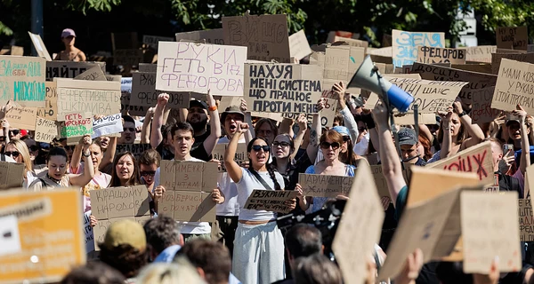 В Киеве продолжается потест из-за отставки Федорова, митингующие переходят на Майдан Независимости