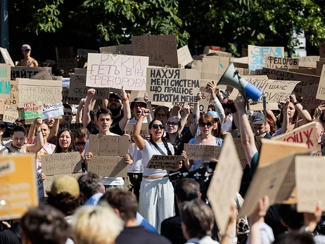У Києві триває потест через відставку Федорова, мітингувальники переходять на Майдан Незалежності