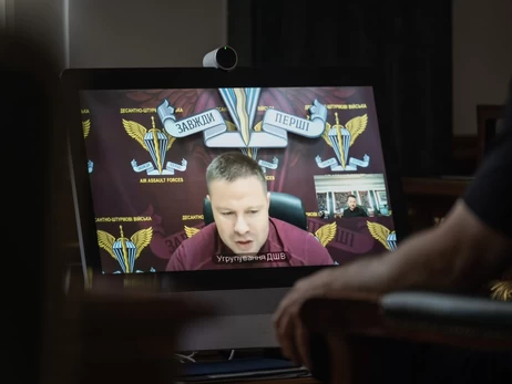 Зеленский переговорил с Драпатым и Апостолом на фоне призывов к отставке Сырского