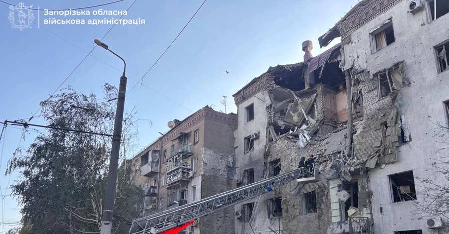 У Запоріжжі КАБ зруйнував п'ятиповерхівку: двоє загиблих, під завалами шукають людей