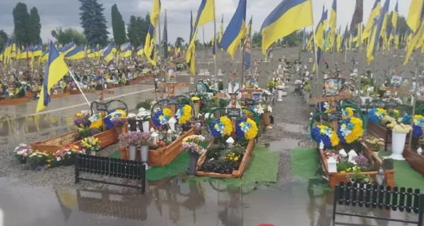 Из-за непогоды в Тернополе ливень затопил могилы Героев на Микулинецком кладбище