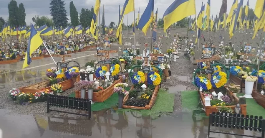 Через негоду у Тернополі злива затопила могили героїв на Микулинецькому цвинтарі