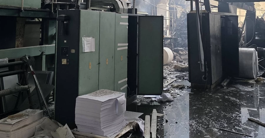В Киеве из-за удара РФ сгорели почти 250 тысяч учебников типографии 