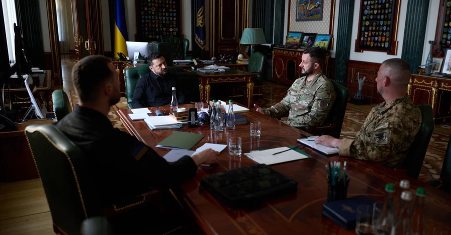 Зеленский встречается с военными на фоне слухов об отставке Сырского