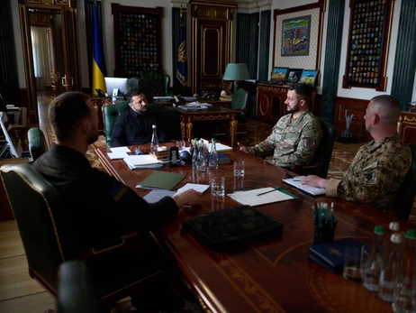 Зеленський зустрічається з військовими на тлі чуток про відставку Сирського