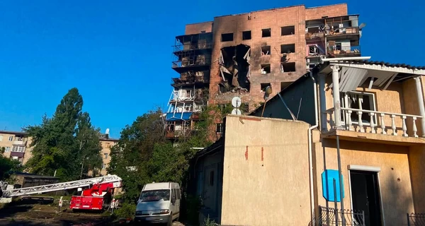 Ночью россияне сбросили 9 КАБов на больницу и жилые дома в Краматорске