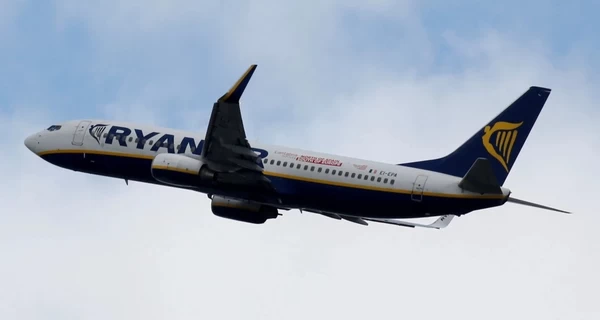 В Ryanair прокомментировали инцидент с пассажиром, которого едва не вытянуло в окно самолета