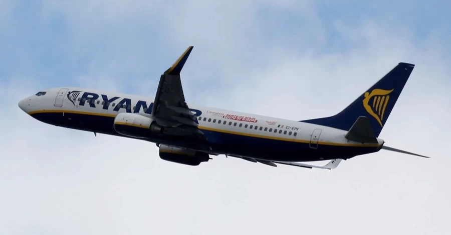 У Ryanair прокоментували інцидент з пасажиром, якого ледь не витягло через вікно літака