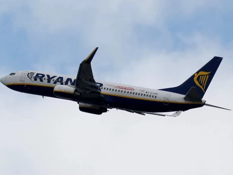 В Ryanair прокомментировали инцидент с пассажиром, которого едва не вытянуло в окно самолета
