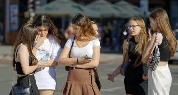 Франція першою в ЄС заборонила соцмережі для дітей віком до 15 років