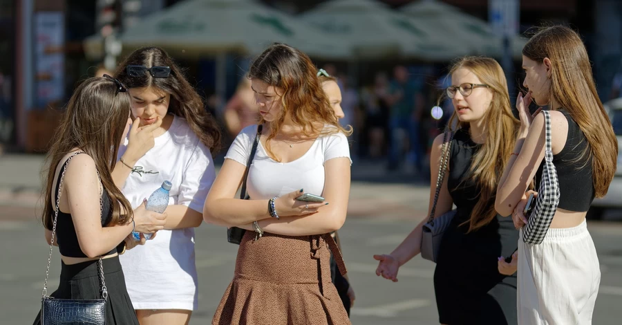 Франція першою в ЄС заборонила соцмережі для дітей віком до 15 років