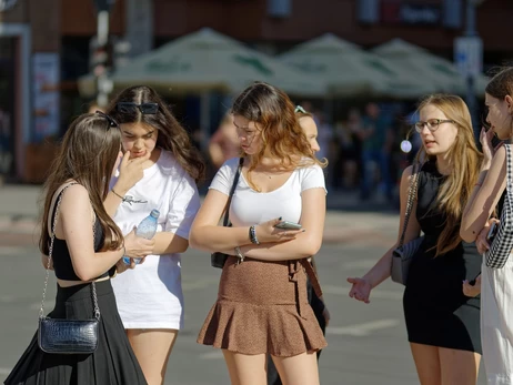 Франция первой в ЕС запретила соцсети для детей младше 15 лет