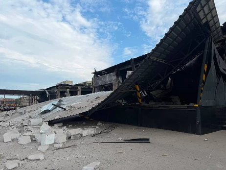 Росіяни вдарили КАБами по Ізюму - пошкоджено відділення «Нової пошти» та знеструмлено частину району