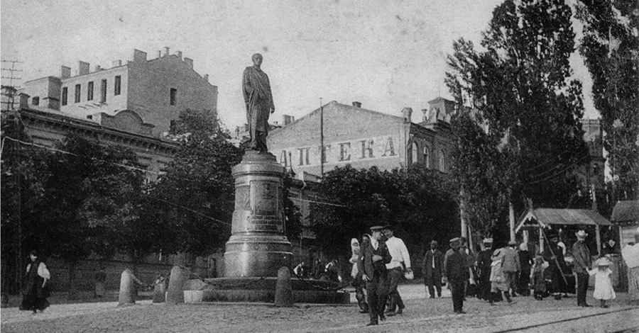 Мистический пьедестал графа Бобринского: как 100 лет назад в Киеве памятник меценату сносили