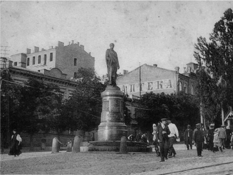 Містичний п'єдестал графа Бобринського: як 100 років тому у Києві пам'ятник меценату зносили