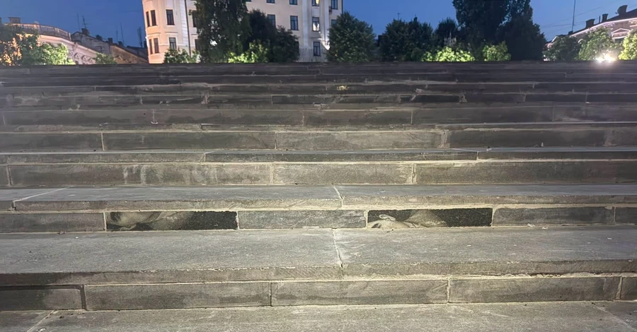 Горсовет Черновцов объяснил происхождение фрагментов надгробий на лестнице площади Филармонии