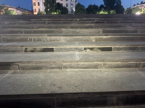 Міськрада Чернівців пояснила походження фрагментів надгробків на сходах площі Філармонії