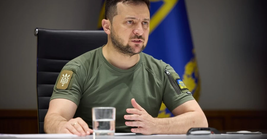 Зеленский подтвердил атаку на экспортный терминал, НПЗ и военное предприятие в РФ