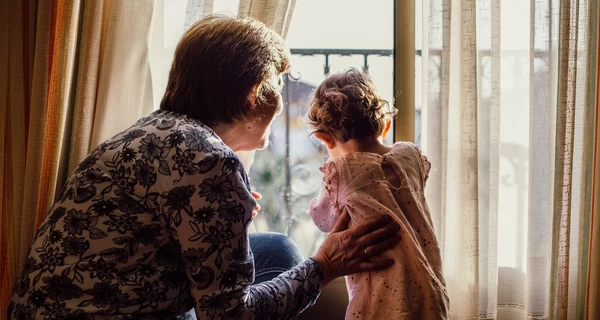 Впервые мама у 60+. Как это регулируется законом и каковы риски