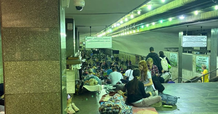 Киевляне массово жалуются, что их не пускали в метро и укрытия во время массированной атаки РФ