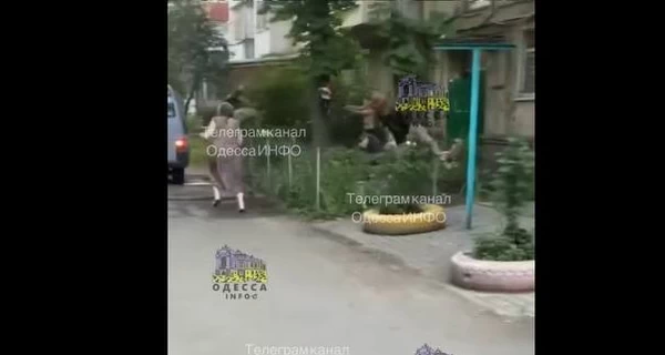 В Одессе мужчина стрелял по сотрудникам ТЦК во дворе многоэтажки, его ищут