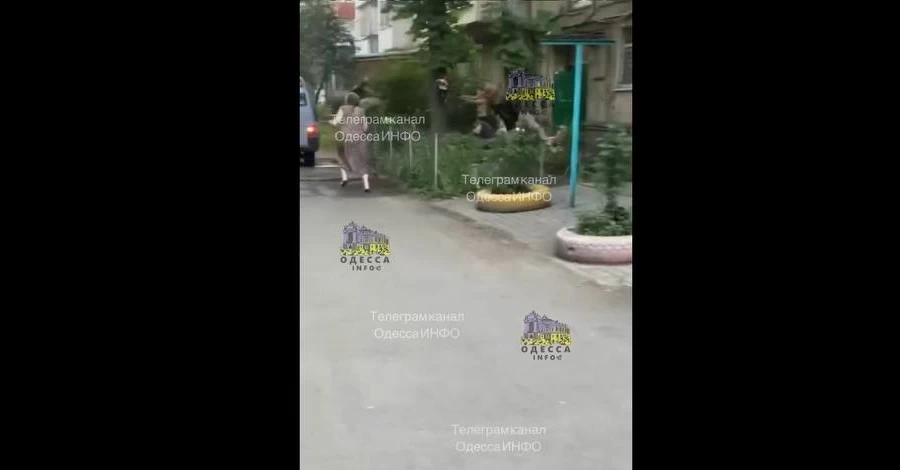 В Одесі чоловік стріляв по співробітниках ТЦК у дворі багатоповерхівки, його розшукують