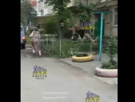 В Одесі чоловік стріляв по співробітниках ТЦК у дворі багатоповерхівки, його розшукують
