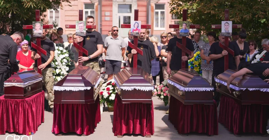 В Радушном прощаются с многодетной семьей Вороновых, погибшей от российской ракеты