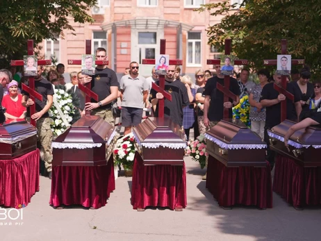 У Радушному прощаються з багатодітною родиною Воронових, яка загинула від російської ракети