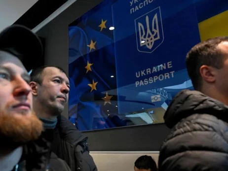 Чоловіки за кордоном не зможуть отримати консульські послуги без військово-облікових документів,  - Кабмін