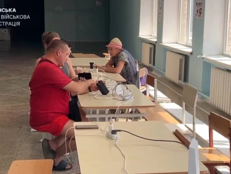 Херсон знеструмлений після нічних обстрілів, воду подають за графіком