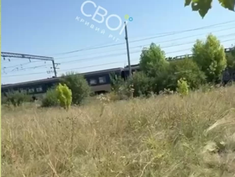З електрички на Дніпропетровщині евакуювали людей – дві години вони під спекою сиділи в полі, -  соцмережі