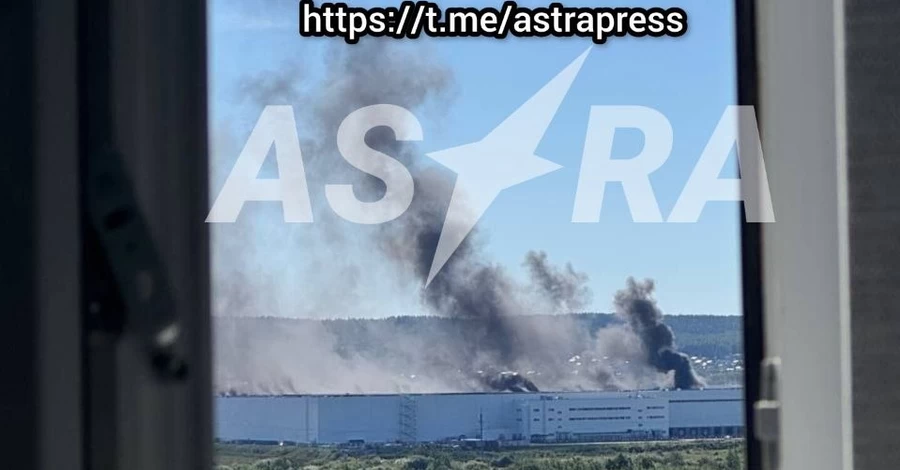 Взрывы в Крыму и удары в 1700 км от границы: горят аэродром «Гвардейское» и Wildberries в Екатеринбурге