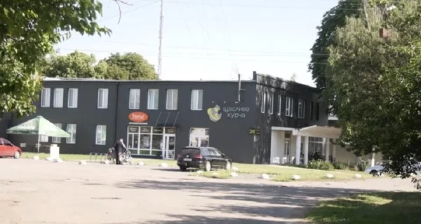 Скандал с закупками курятины: сеть «Деликат» продолжает продавать продукцию птицефабрики, обвиняемой в экологическом терроре
