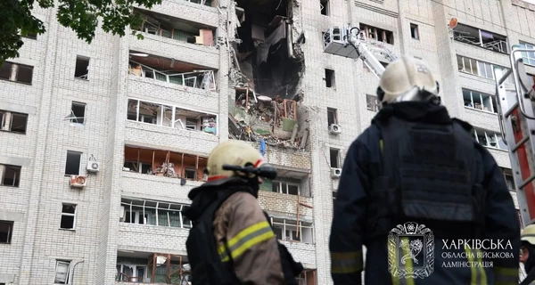 Росія завдала удару по Харкову: частково зруйновано десятиповерхівку, загинув чоловік