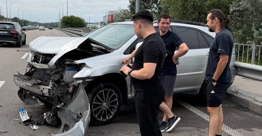 Певец Shumei попал в ДТП в Киеве, поврежден его Lexus