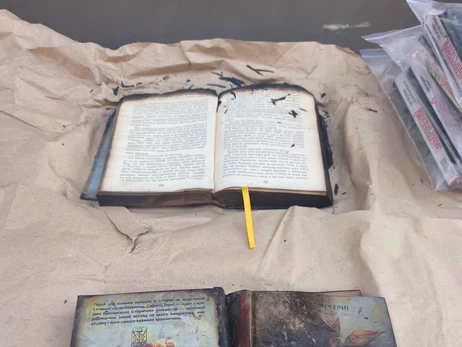 У Львові виставили обгорілі екземпляри книг зі знищеного складу у Харкові
