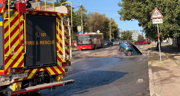 В Киеве на Виноградаре машина провалилась под землю – прорвало водопровод