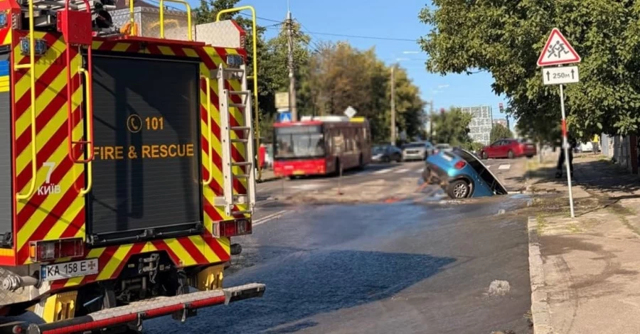 В Киеве на Виноградаре машина провалилась под землю – прорвало водопровод
