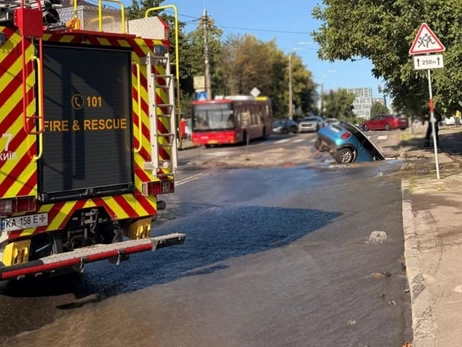 У Києві на Виноградарі машина провалилася під землю - прорвало водопровід