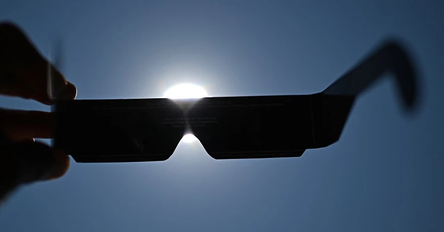 Сім'я із Сінгапуру 20 років подорожує світом у гонитві за сонячним затемненням