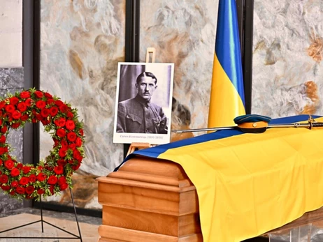 У Роттердамі провели ексгумацію останків Євгена Коновальця, їх перепоховають у Києві
