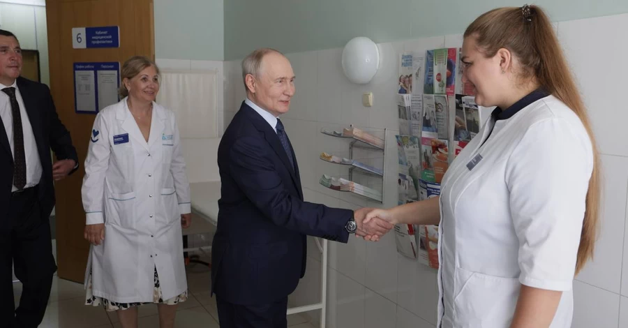 Путин впервые посетил Курильские острова, вызвав “решительный протест” Японии