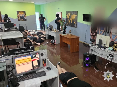 У містах України ліквідували майже сотню шахрайських кол-центрів 