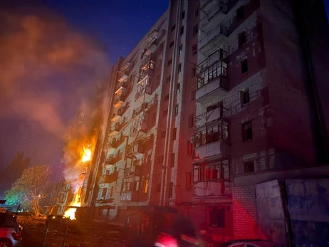Росіяни вдарили КАБами по багатоповерхівці в Краматорську - є загибла та поранені