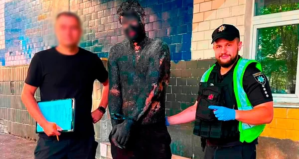 В Киеве мужчина прыгнул в бочку со смолой, чтобы ограбить магазин, – полицейские отмывали его 5 часов