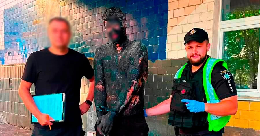 В Киеве мужчина прыгнул в бочку со смолой, чтобы ограбить магазин, – полицейские отмывали его 5 часов