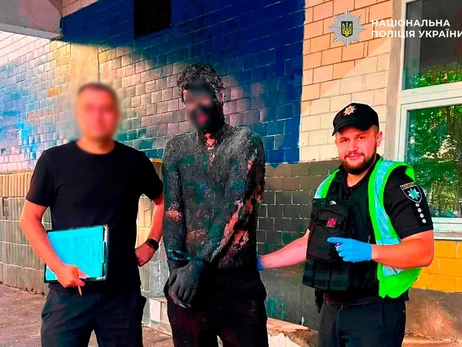В Киеве мужчина прыгнул в бочку со смолой, чтобы ограбить магазин, – полицейские отмывали его 5 часов