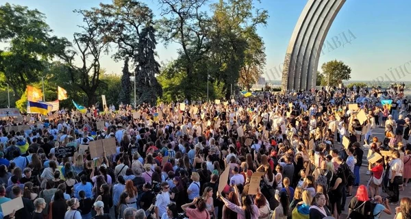 В центре Киева сотни людей собрались на шествие за возвращение Федорова на должность